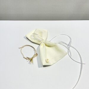 ΜΑΡΤΥΡΙΚΑ ΚΟΡΙΤΣΙ ΜΕ ΧΡΥΣΟ ΣΤΑΥΡΟ